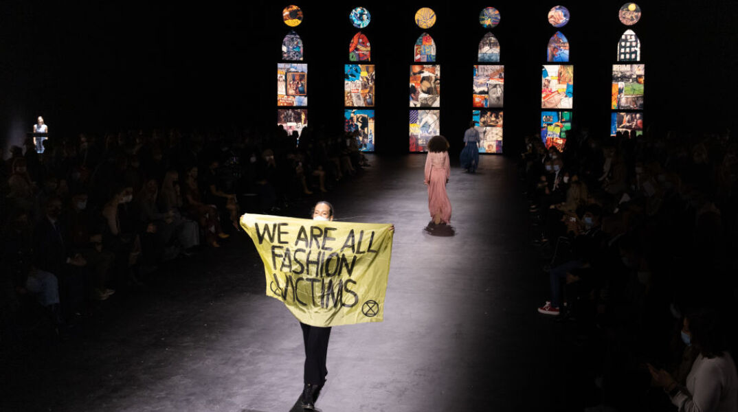 Οι Extinction Rebellion εισέβαλλαν στο σόου του Dior στο Παρίσι