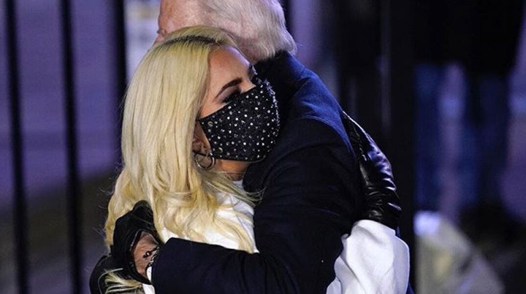 Η Lady Gaga αγκαλιάζει τον Τζο Μπάιντεν, τον 46ο πρόεδρο των ΗΠΑ