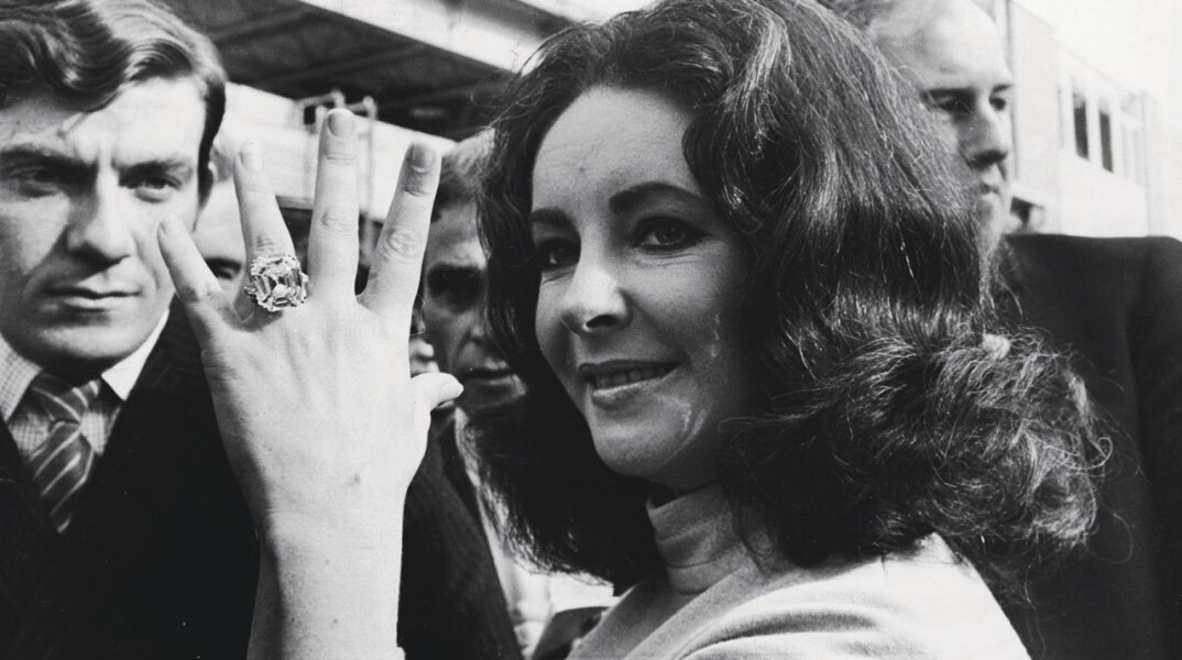Η Elizabeth Τaylor με τεράστιο διαμαντένιο δαχτυλίδι ©Getty Images/ Express Newspapers/Hulton Archive