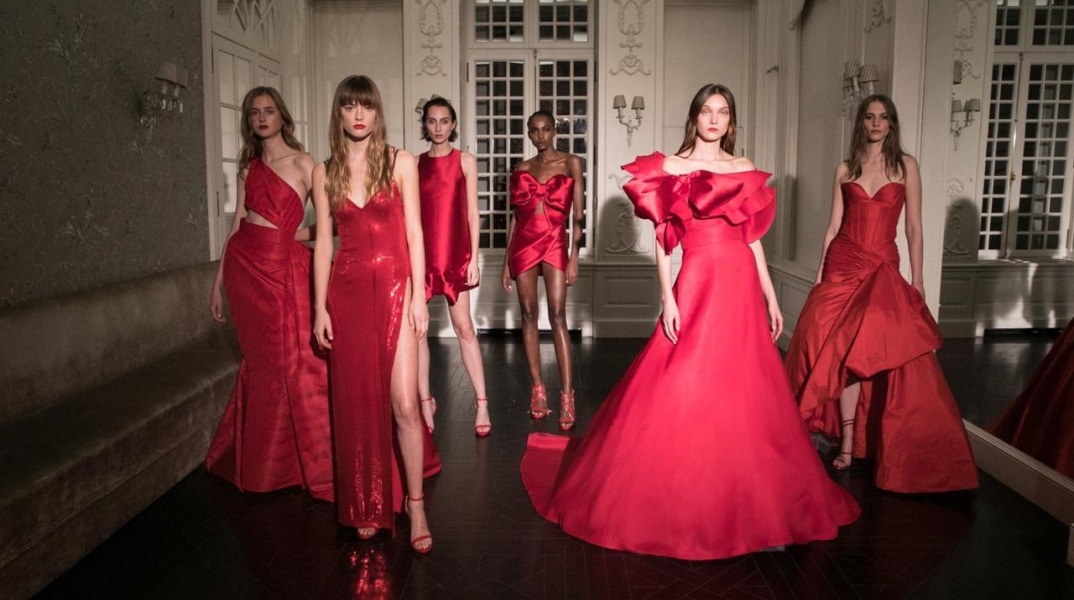 Μοντέλα με κόκκινα φορέματα Celia Kritharioti