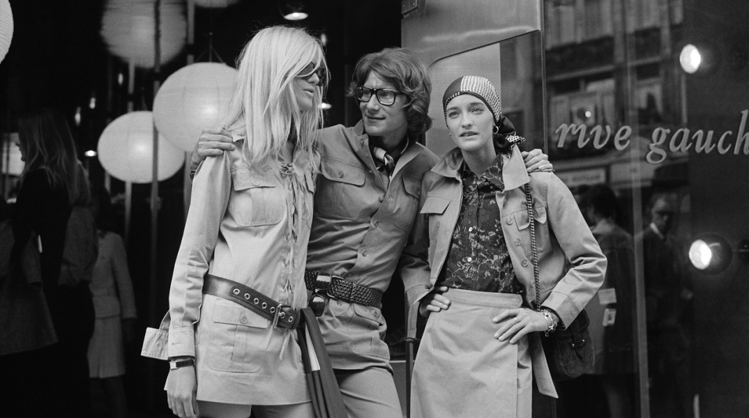 Από αριστερά: Το μοντέλο Betty Catroux, ο σχεδιαστής Yves Saint Laurent και το μοντέλο Loulou de la Falaise ©Getty Images/ John Minihan/Getty Images