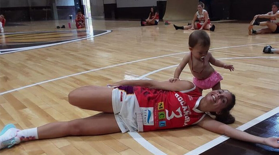 Η Αντονέλα Γκονζάλες και η κόρη της, Μάντι, την οποία η 30χρονη αθλήτρια μπάσκετ θήλασε στο ημίχρονο του αγώνα στην Αργεντινή