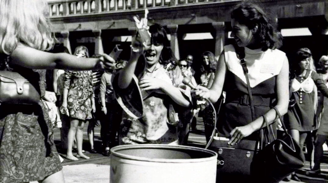 Ασπρόμαυρη φωτογραφία με κοπέλες που καίνε σουτιέν σε σιδερένιο κάδο