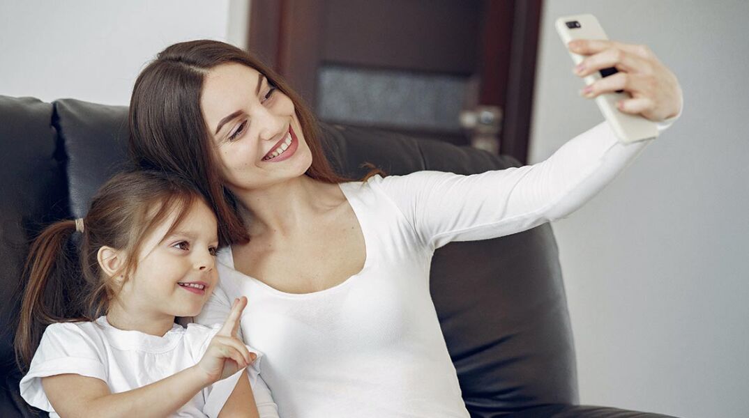 Μαμά και κόρη βγάζουν selfie