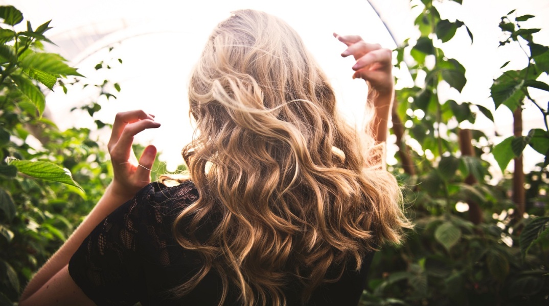 Κοπέλα γυρισμένη πλάτη με μακριά ξανθά μαλλιά