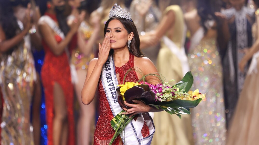Η Αντρέα Μέζα, η νέα Miss Universe λίγο μετά τη στέψη της στον 69ο διαγωνισμό