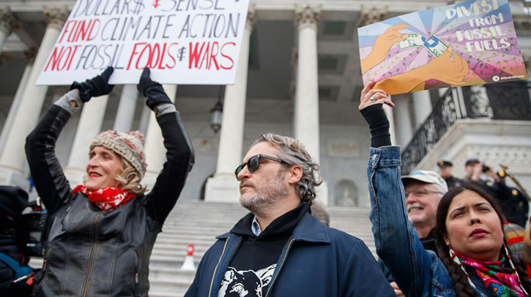 Ο Χοακίν Φοίνιξ σε παράσταση διαμαρτυρίας στην Ουάσινγκτον για την κλιματική αλλαγή