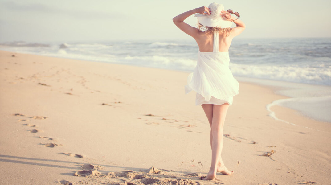 Κοπέλα σε παραλία