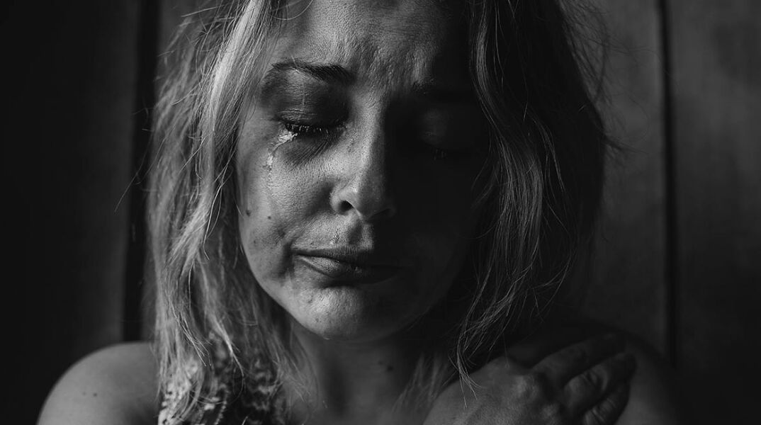 Ασπρόμαυρη φωτογραφία γυναίκας που κλαίει