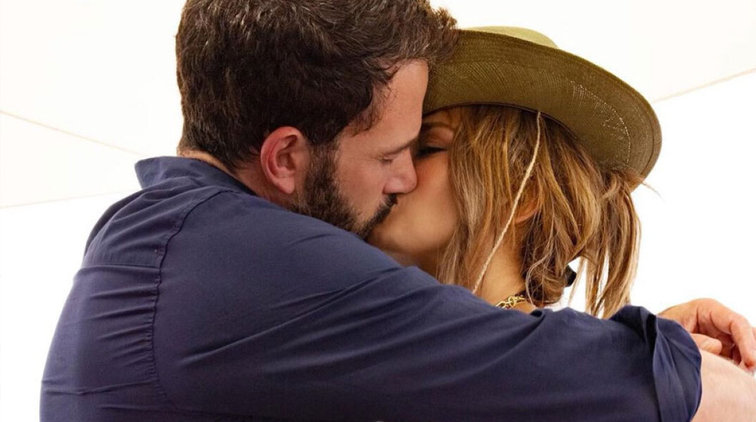 Η Τζένιφερ Λόπεζ, στην αγκαλιά του Μπεν Άφλεκ - Το φιλί για τα γενέθλιά της που άναψε «φωτιές» στο Instagram
