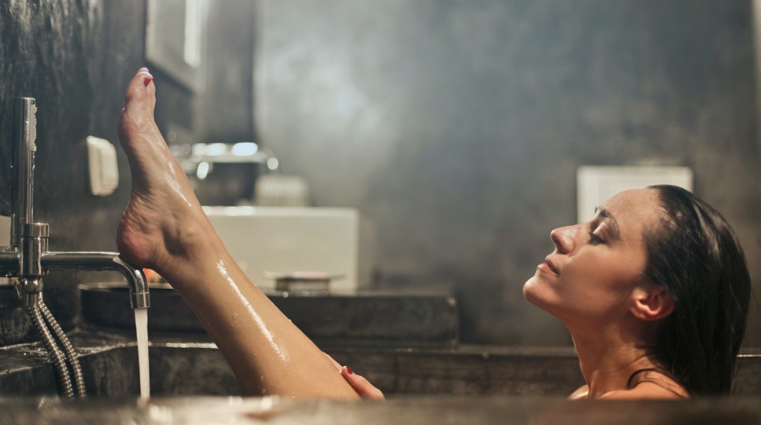 Γυναίκα πλένεται σε μπανιέρα