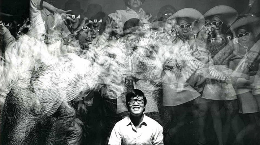 Ο φωτογράφος μόδας Hiro σε αυτοπορτραίτο με συνεργάτες του από το περιοδικό Harper's Bazaar, 1967