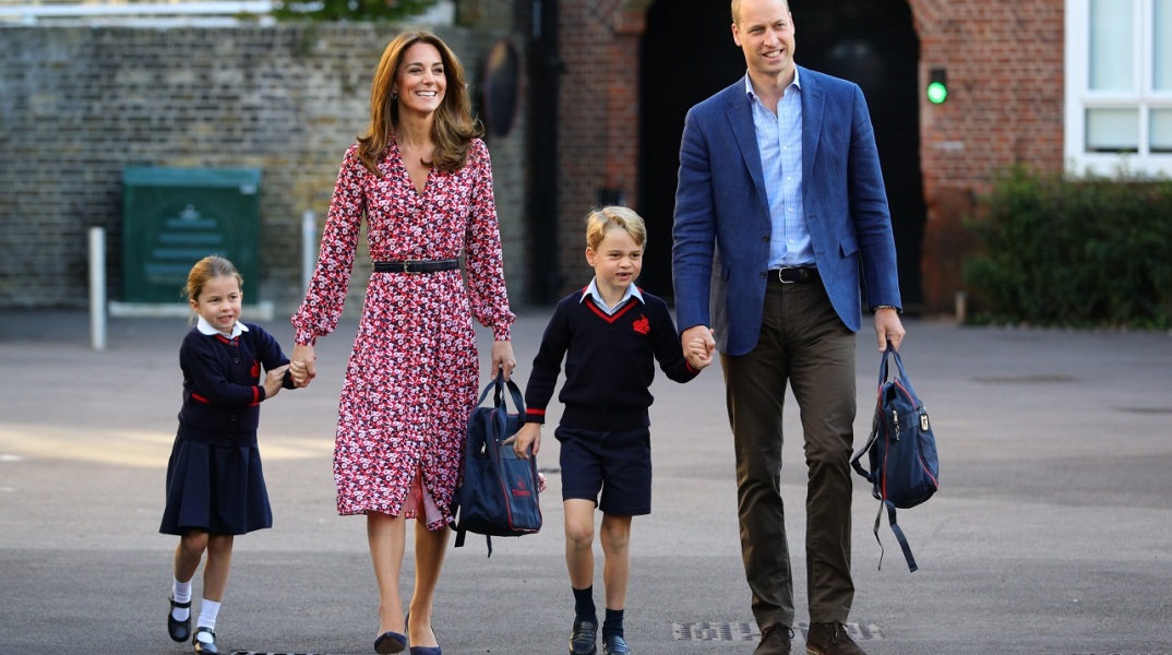 Ο πρίγκιπας Γεώργιος και η πριγκίπισσα Σάρλοτ φτάνουν πρώτη μέρα στο σχολείο, συνοδευόμενοι από τους γονείς τους Δούκα και Δούκισσα του Κέιμπριτζ, 2019