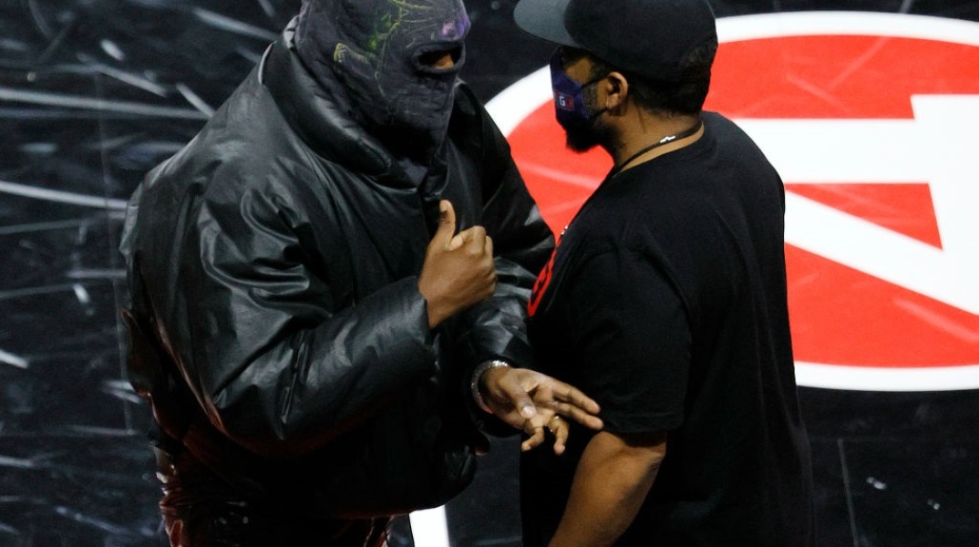 O ράπερ Kanye West με μάσκα μιλά με τον Ice Cube