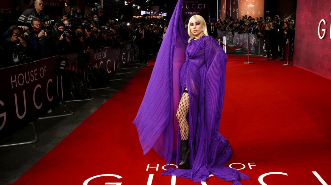House Of Gucci: Η Lady Gaga με μοβ φόρεμα και διχτυωτές κάλτσες στην πρεμιέρα της στο Λονδίνο
