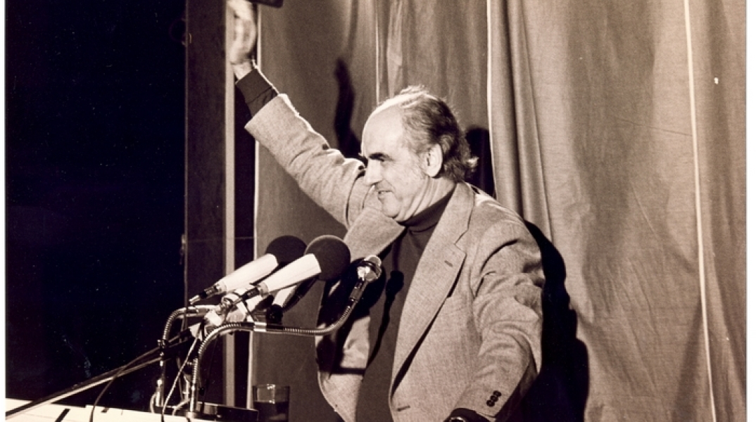 Ο Ανδρέας Παπανδρέου σε προεκλογική ομιλία το 1974