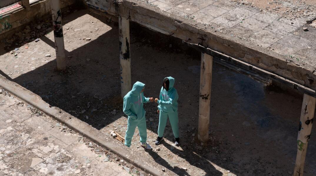 Άνδρας και γυναίκα σε εγκαταλελειμμένο κτίριο - Φωτογράφηση ρούχων μόδας - Theta Clothes