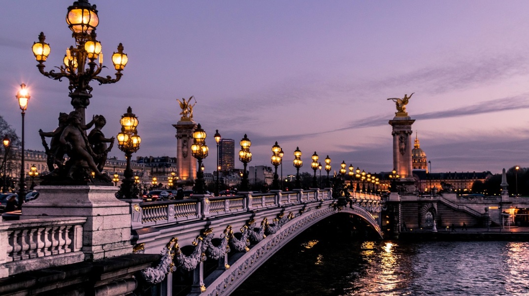 Γέφυρα στο Παρίσι την ώρα του ηλιοβασιλέματος