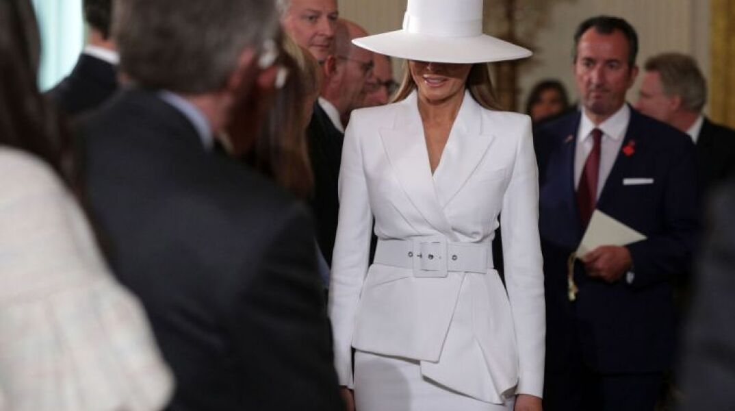 Μελάνια Τραμπ: Στο «σφυρί» το εμβληματικό καπέλο που φορούσε στην επίσκεψη του ζεύγους Μακρόν