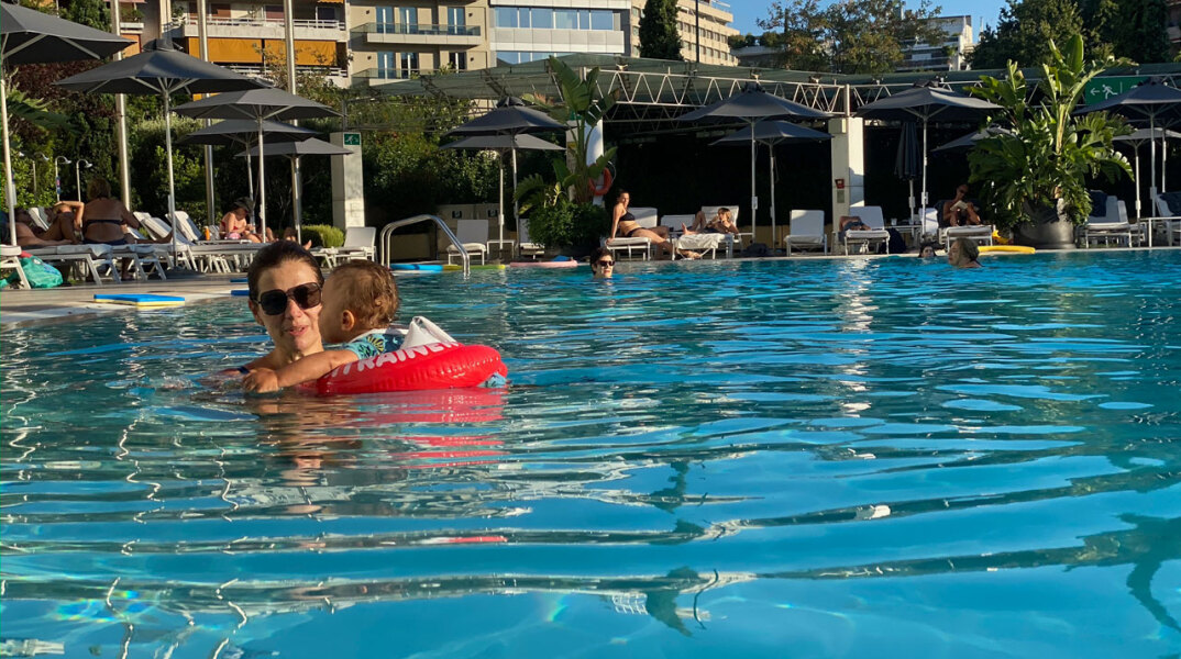 Η σύζυγος και το παιδί του δημοσιογράφου του LOOKmag Δημήτρη Παπαδόπουλου στην πισίνα του Χίλτον Αθηνών