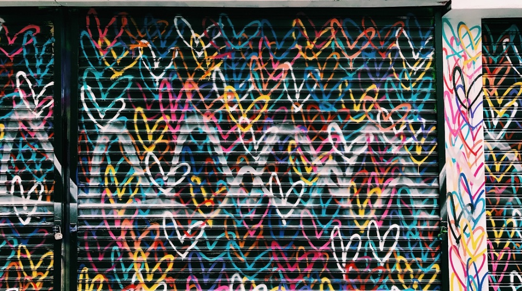 Ένας τοίχος με καρδιές.