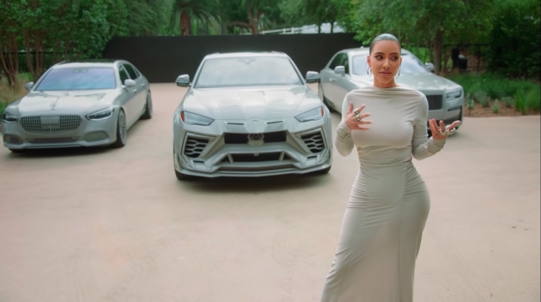 Kim Kardashian: Συλλέγει πολυτελή πανάκριβα αυτοκίνητα, μεταξύ των οποίων μια Lamborghini, μια Rolls-Royce και μια Mercedes-Benz Maybach.