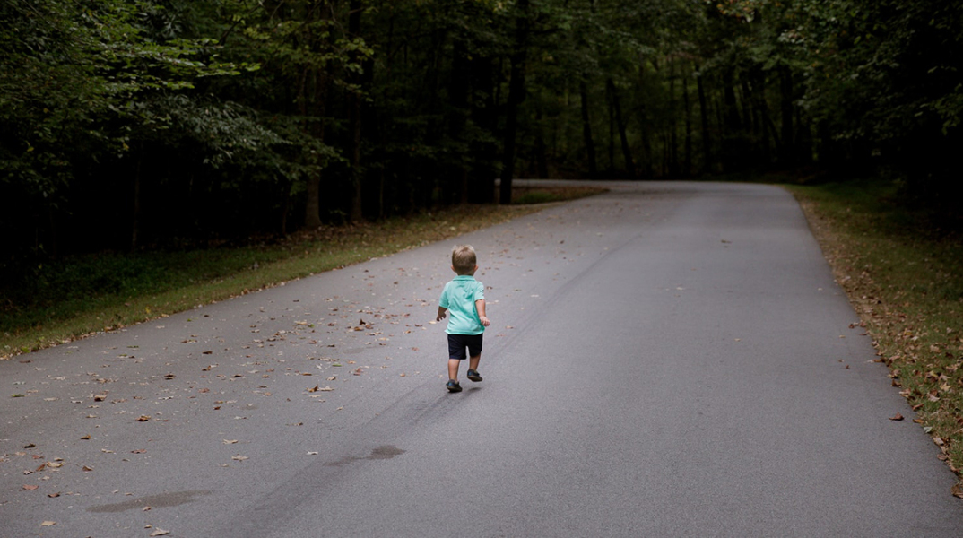 Παιδί που περπατάει προς το δάσος