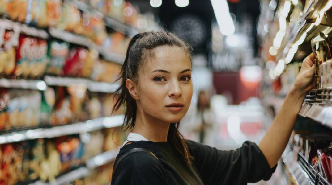 Μια κοπέλα ψωνίζει στο σουπερμάρκετ