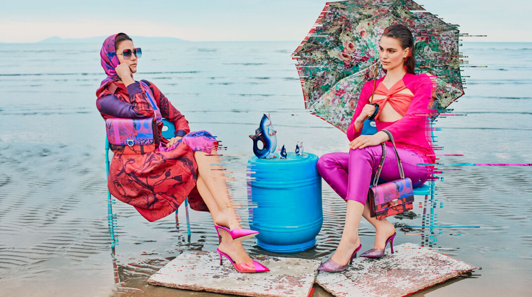 Γυναίκες με χρωματιστά ρούχα καθισμένες σε καρέκλες σε παραλία