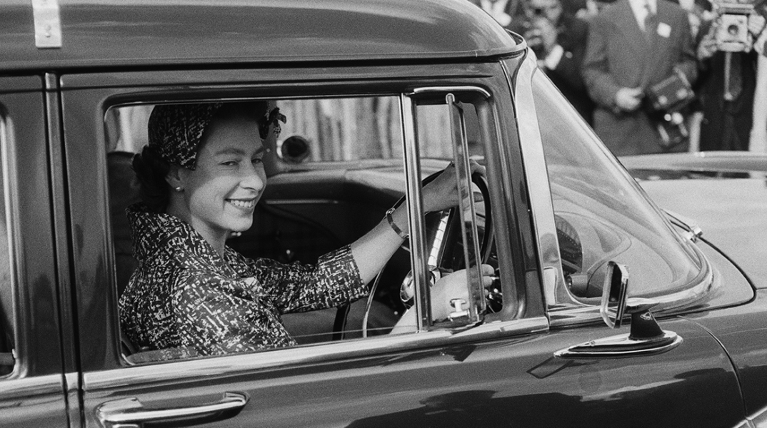 Η βασίλισσα Ελισάβετ οδηγεί προς το Polo club στο Γουίνσδορ (Αύγουστος, 1958)