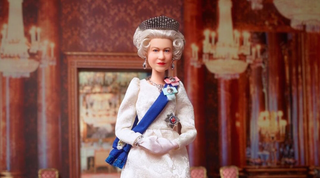 Η βασίλισσα της Αγγλίας Ελισάβετ Β’ έγινε Barbie - Η κούκλα κυκλοφόρησε με αφορμή τη συμπλήρωση 70 χρόνων της στον θρόνο.