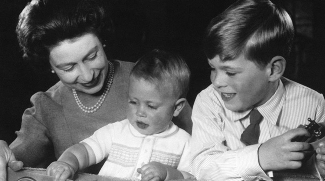 Η βασίλισσα Ελισάβετ ΙΙ με τους γιους της πρίγκιπα Άντριου και πρίγκιπα Έντουαρντ, στο κάστρου Ουίνδσορ, 1965
