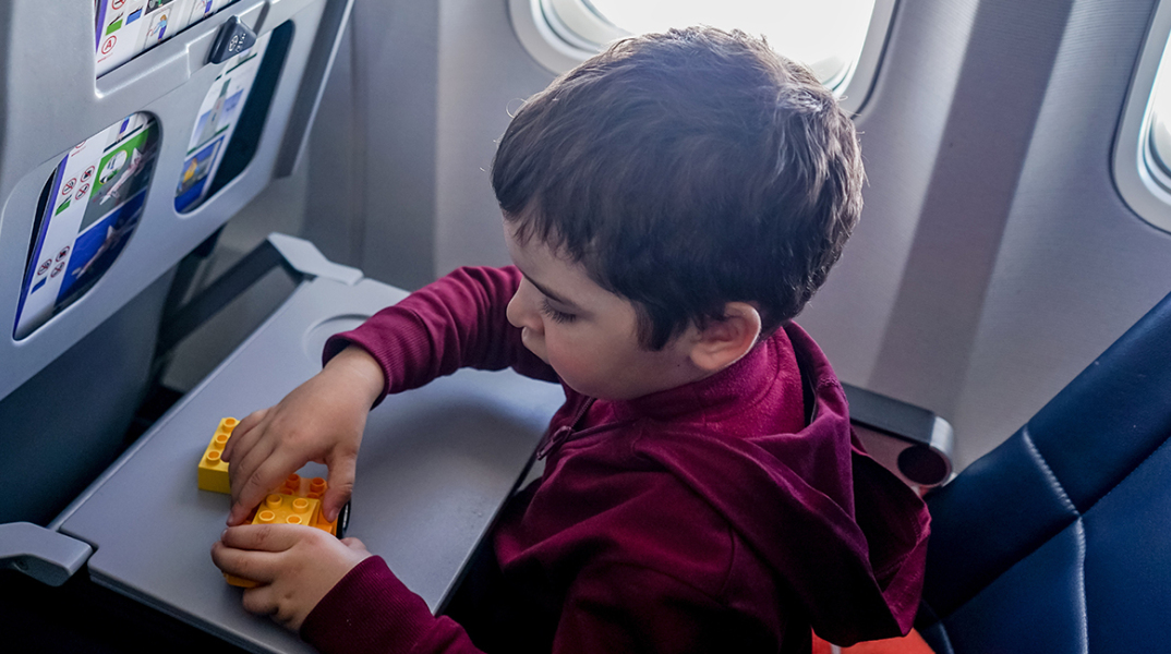 Παιδί στο αεροπλάνο, παίζει με lego
