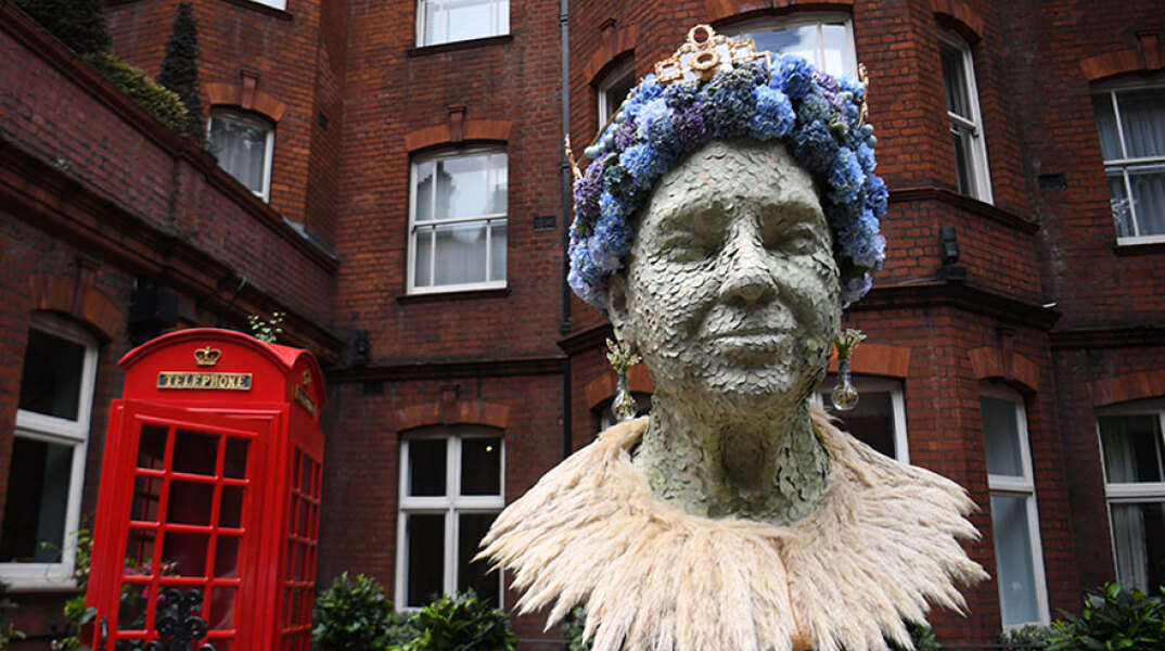 Σύνθεση από λουλούδια απεικονίζει τη βασίλισσα Ελισάβετ στην περιοχή Τσέλσι του Λονδίνου