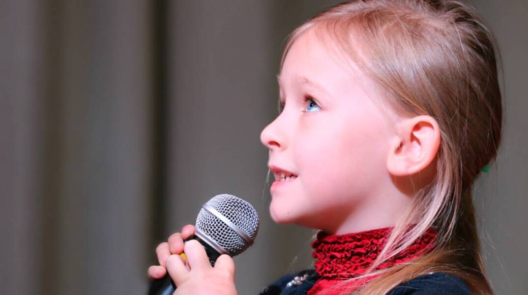 Μικρό κορίτσι που μιλάει στο μικρόφωνο
