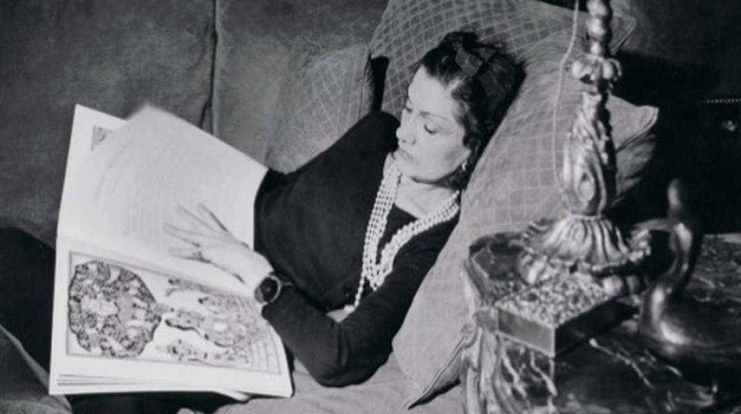 Ασπρόμαυρη φωτογραφία της Coco Chanel ξαπλωμένης σε ανάκλιντρο