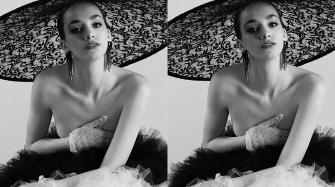 Μοντέλο με καπέλο και τούλια