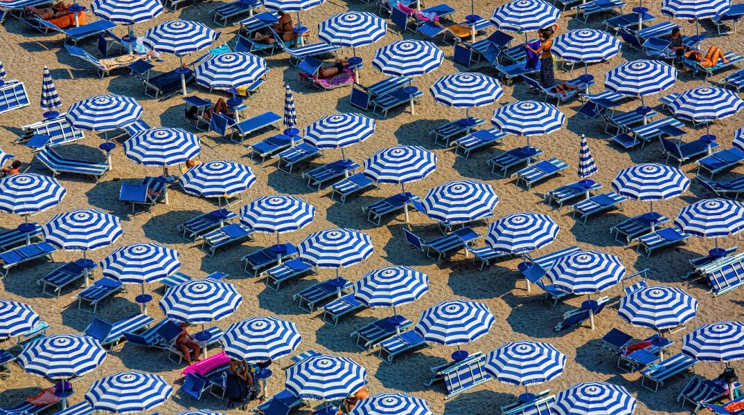 Ομπρέλες σε παραλία