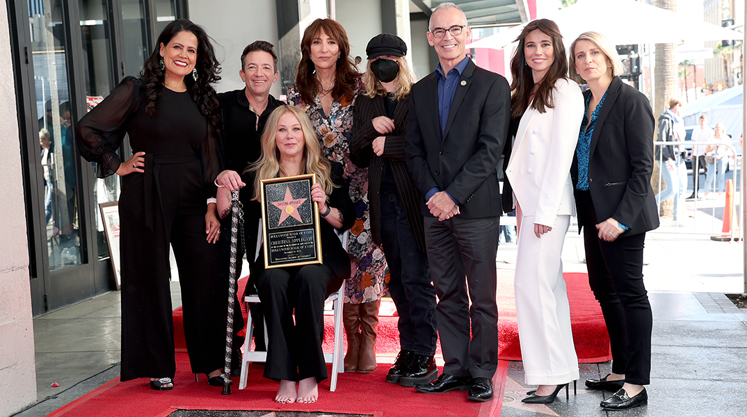 Η Κριστίνα Άπλγκεϊτ εμφανίστηκε για πρώτη φορά με μπαστούνι στην τελετή για το αστέρι της στο «Walk of Fame»