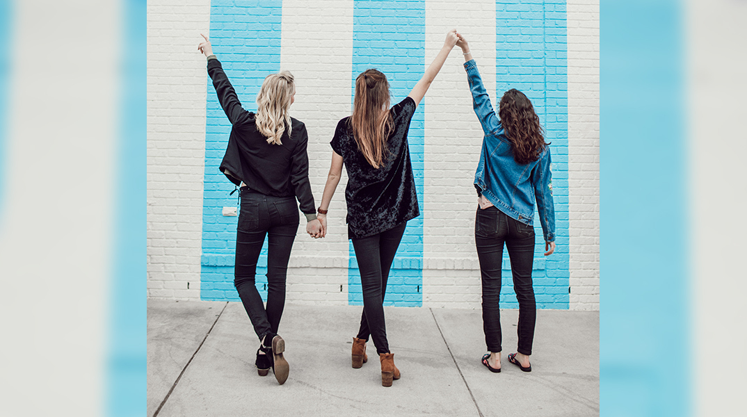 Τρία κορίτσια με ίδιο ντπυσιμο που κοτάνε προς τον τοίχο