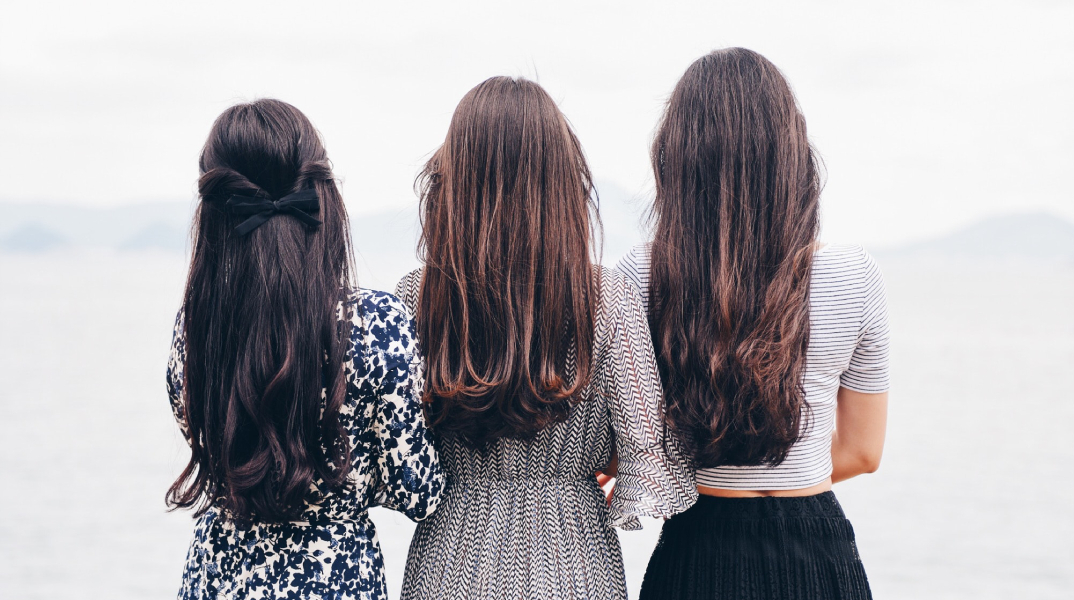 Τρία κορίτσια με μακριά μαλλιά