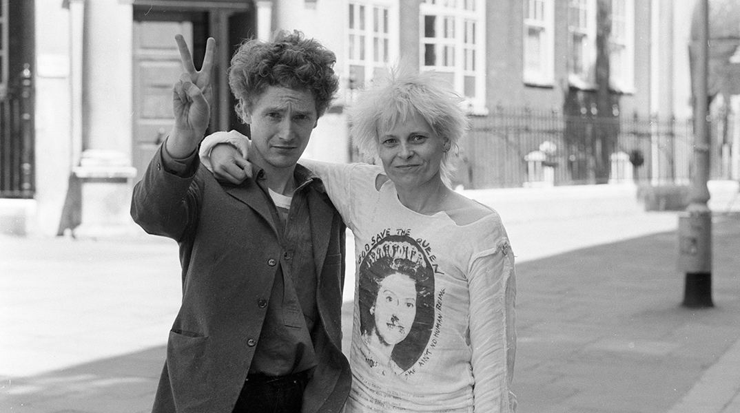 Η Βίβιεν Γουέστγουντ με τον μάνατζερ των Sex Pistols και κολλητό της Malcolm McLaren έξω από την Bow street