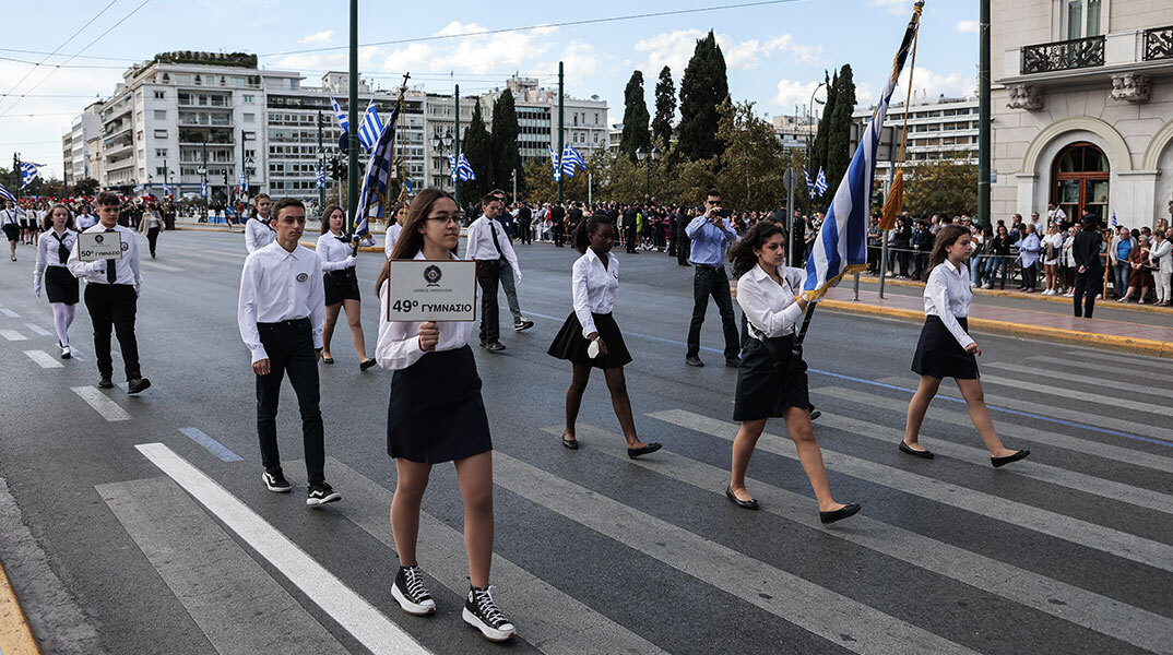 Παρέλαση μαθητών, σπουδαστών, προσκόπων και οδηγών μπροστά από το Μνημείο του Άγνωστου Στρατιώτη στην Αθήνα για την εθνική επέτειο της 28ης Οκτωβρίου, Παρασκευή 28 Οκτωβρίου 2022. 