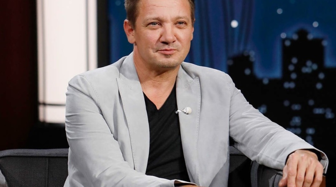 Ξανά στα πόδια του ο Jeremy Renner μετά το ατύχημα με το εκχιονιστικό