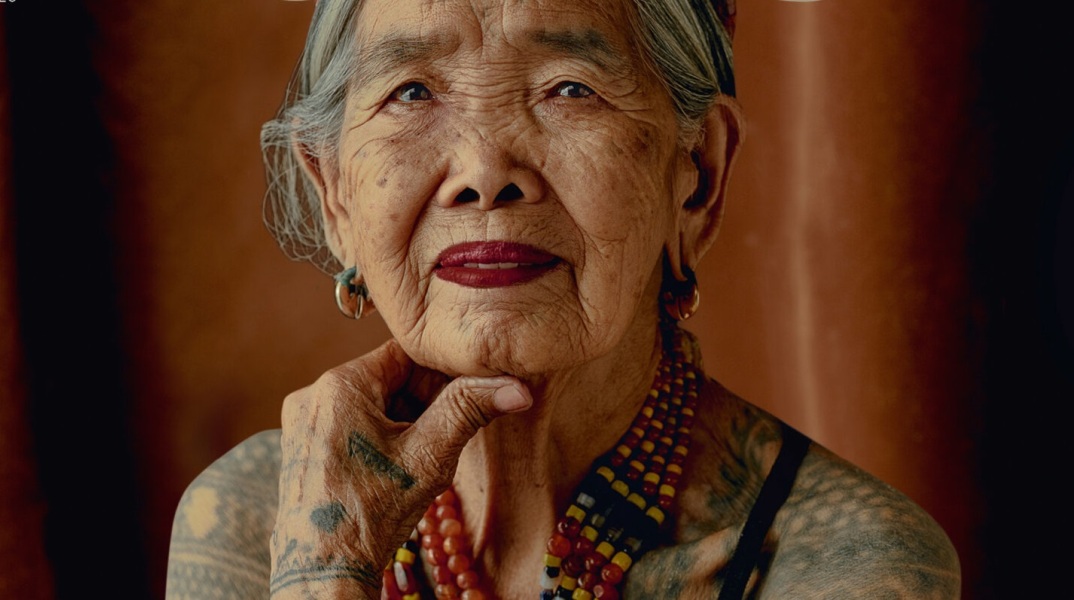 Η tattoo artist Apo Whang-Od διανύει το 106ο έτος της ηλικίας της και φιγουράρει στο εξώφυλλο Απριλίου της φιλιππινέζικης Vogue.