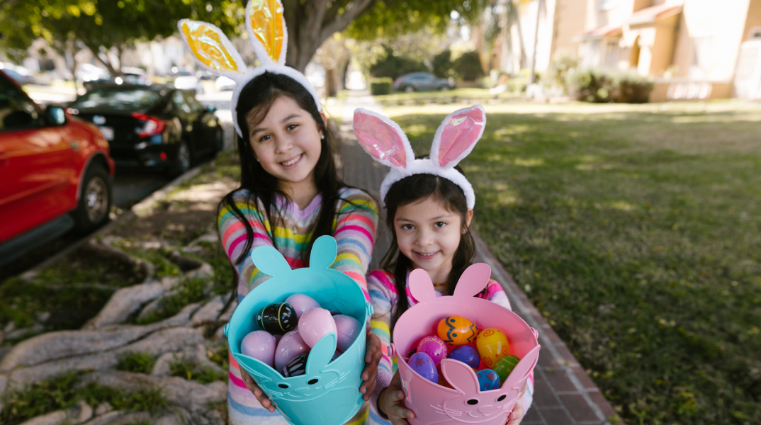 Παιδιά που κρατάνε πασχαλινά αυγά