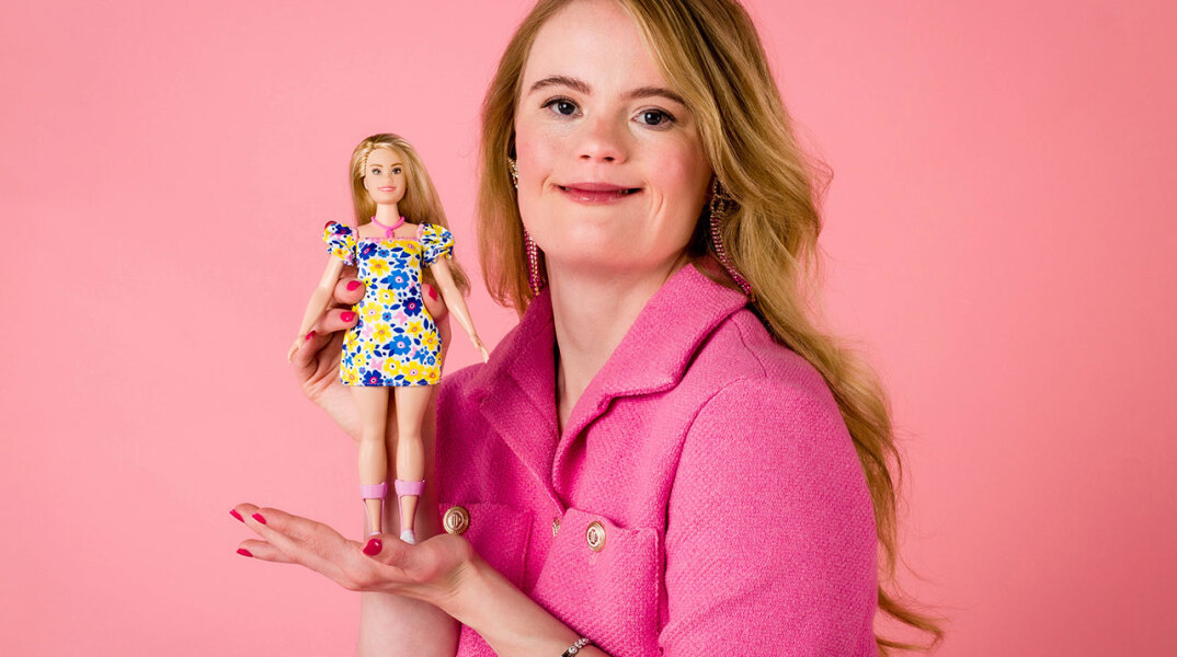 Γυναίκα με σύνδρομο Down κρατάει κούκλα Barbie με σύνδρομο Down