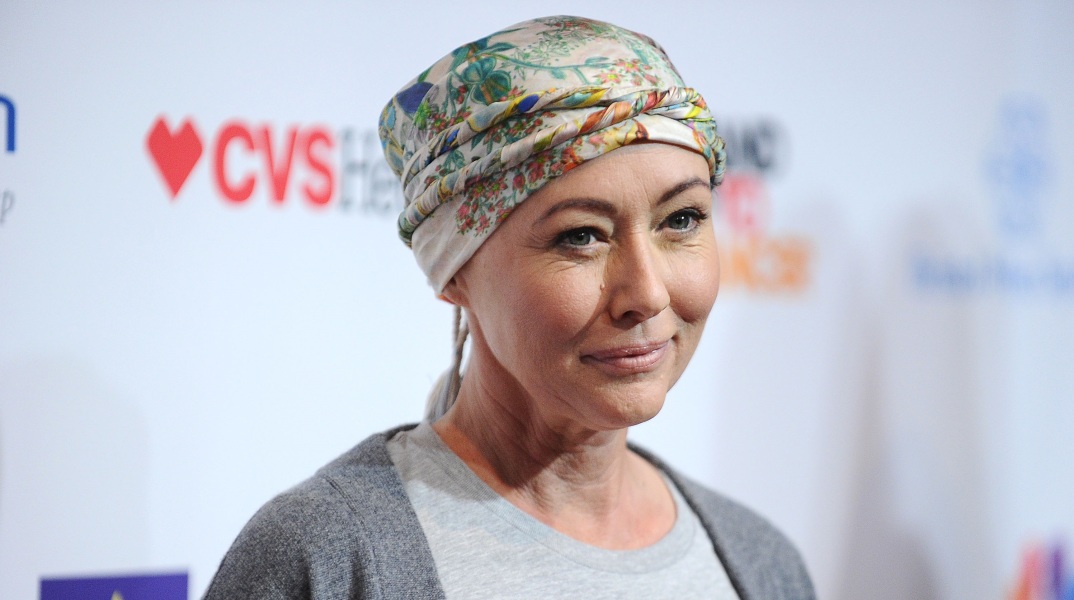 Σάνεν Ντόχερτι: Διαγνώστηκε με μεταστατικό καρκίνο στον εγκέφαλο η 52χρονη ηθοποιός του «Χτυποκάρδια στο Μπέβερλι Χιλς» - Μοιράστηκε τους φόβους της στο Instagram.