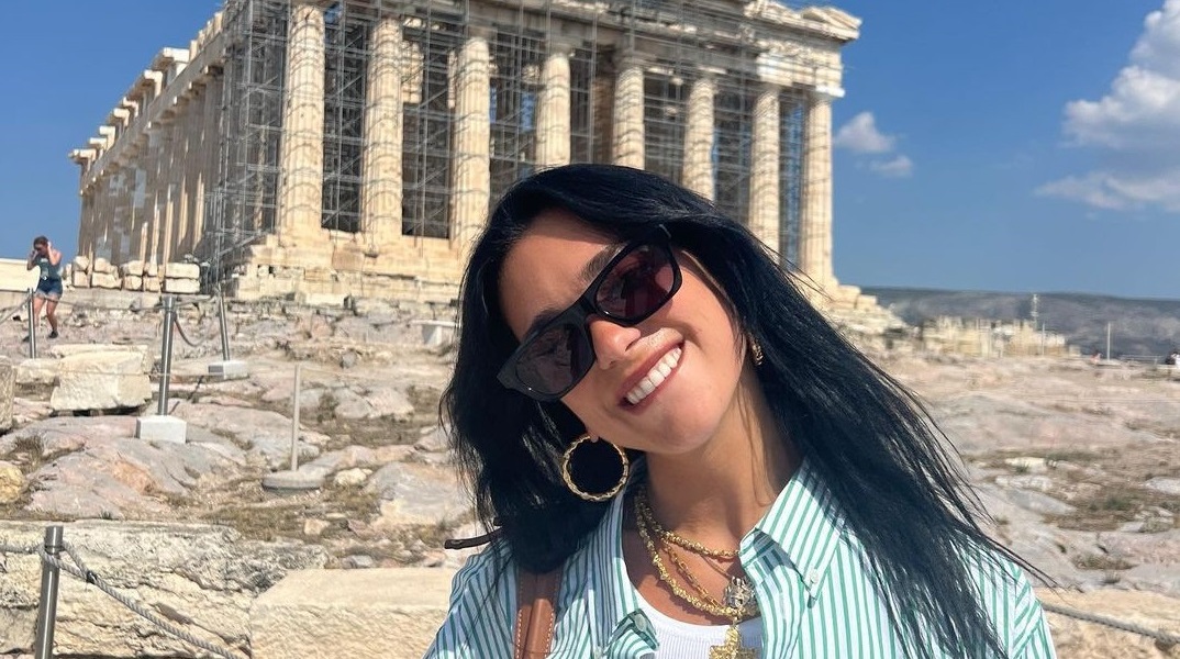 Dua Lipa: Στην Αθήνα μετά τη Σίφνο η διάσημη τραγουδίστρια - Συνεχίζει την επίσκεψή της στην Ελλάδα μαζί με τον Ρομέν Γαβρά - Οι αναρτήσεις στην Ακρόπολη.