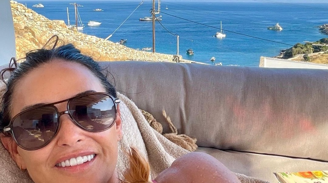Η Demi Moore απολαμβάνει τις διακοπές της στην Ελλάδα αγκαλιά με τον σκυλάκο της και με θέα τη θάλασσα